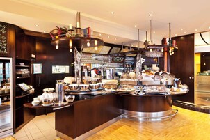 供应早餐、午餐和晚餐，室外就餐