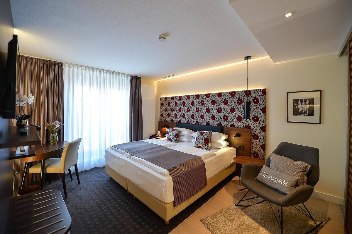 Suite, 1 King Bed, Balcony (Living Room) | Hypo-allergenic bedding, in-room safe, desk, laptop workspace