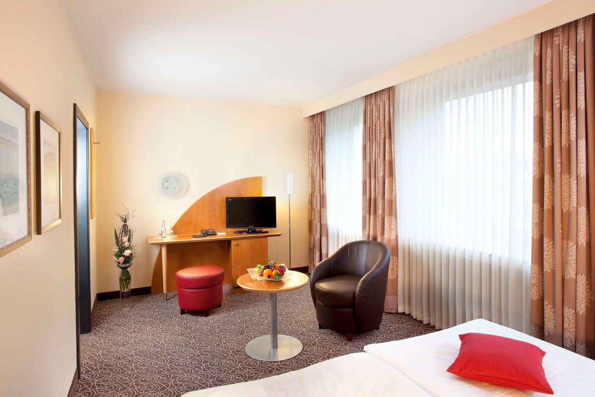 Hypo-allergenic bedding, in-room safe, desk, laptop workspace
