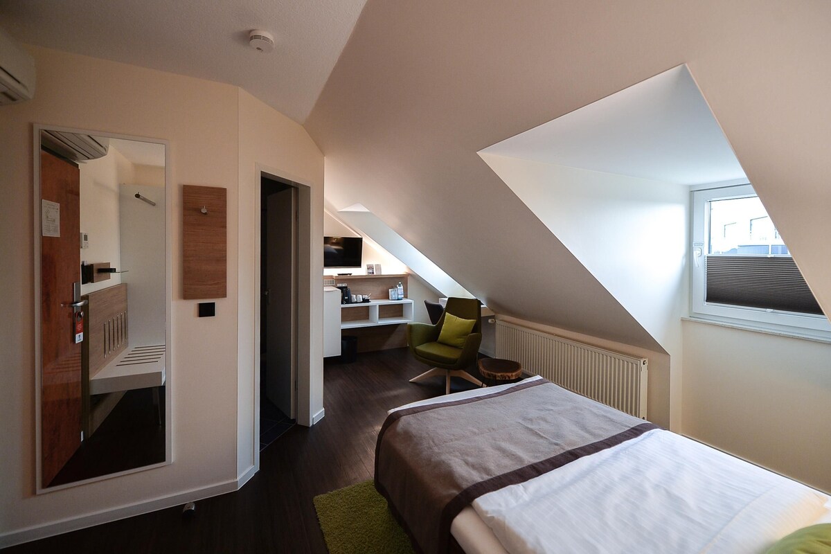 Hypo-allergenic bedding, in-room safe, desk, laptop workspace