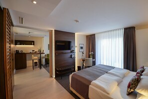 ห้องสว  ีท, เตียงคิงไซส์ 1 เตียง, ระเบียง (Living Room) | เครื่องนอนป้องกันสารก่อภูมิแพ้, ตู้นิรภัยในห้องพัก, โต๊ะทำงาน