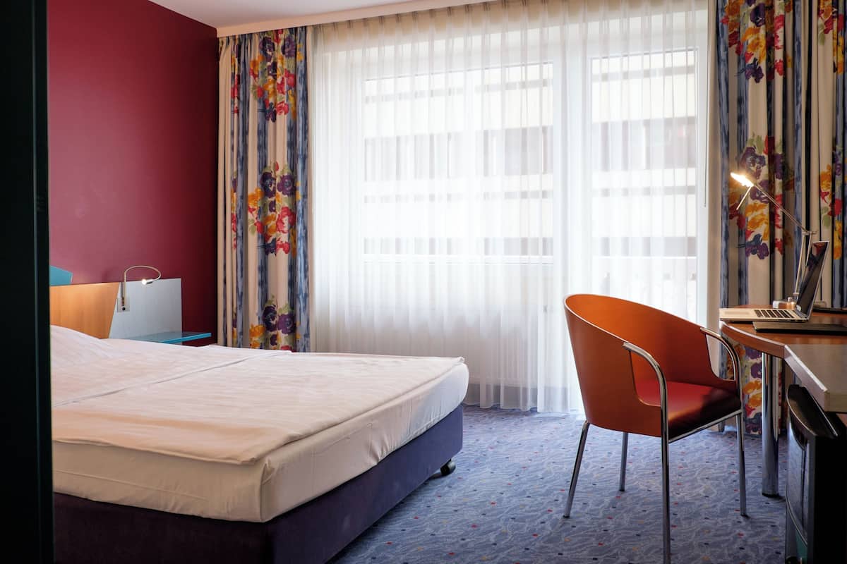 Business Single Room | Hypo-allergenic bedding, in-room safe, individually decorated
