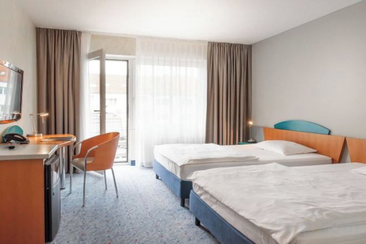Hypo-allergenic bedding, in-room safe, desk, blackout curtains