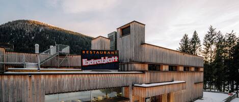 Un edificio moderno de madera con un letrero que dice "Restaurant Extrablatt".