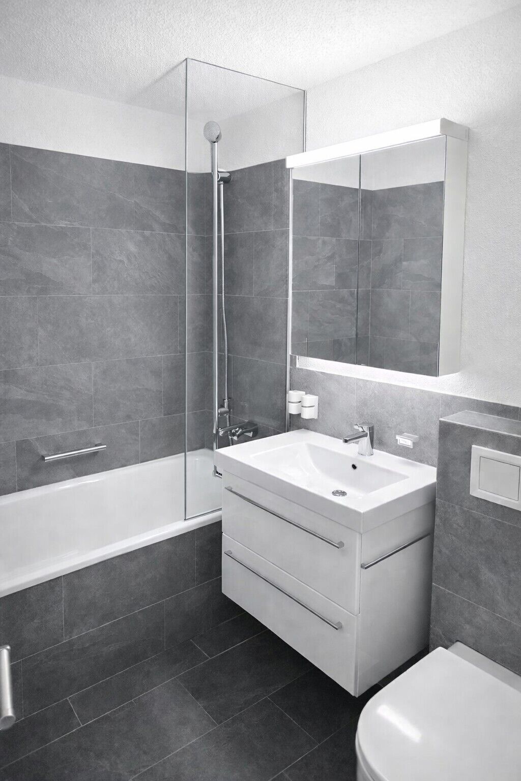 公寓 | 浴室 | 淋浴/盆浴组合、吹风机、浴袍、拖鞋