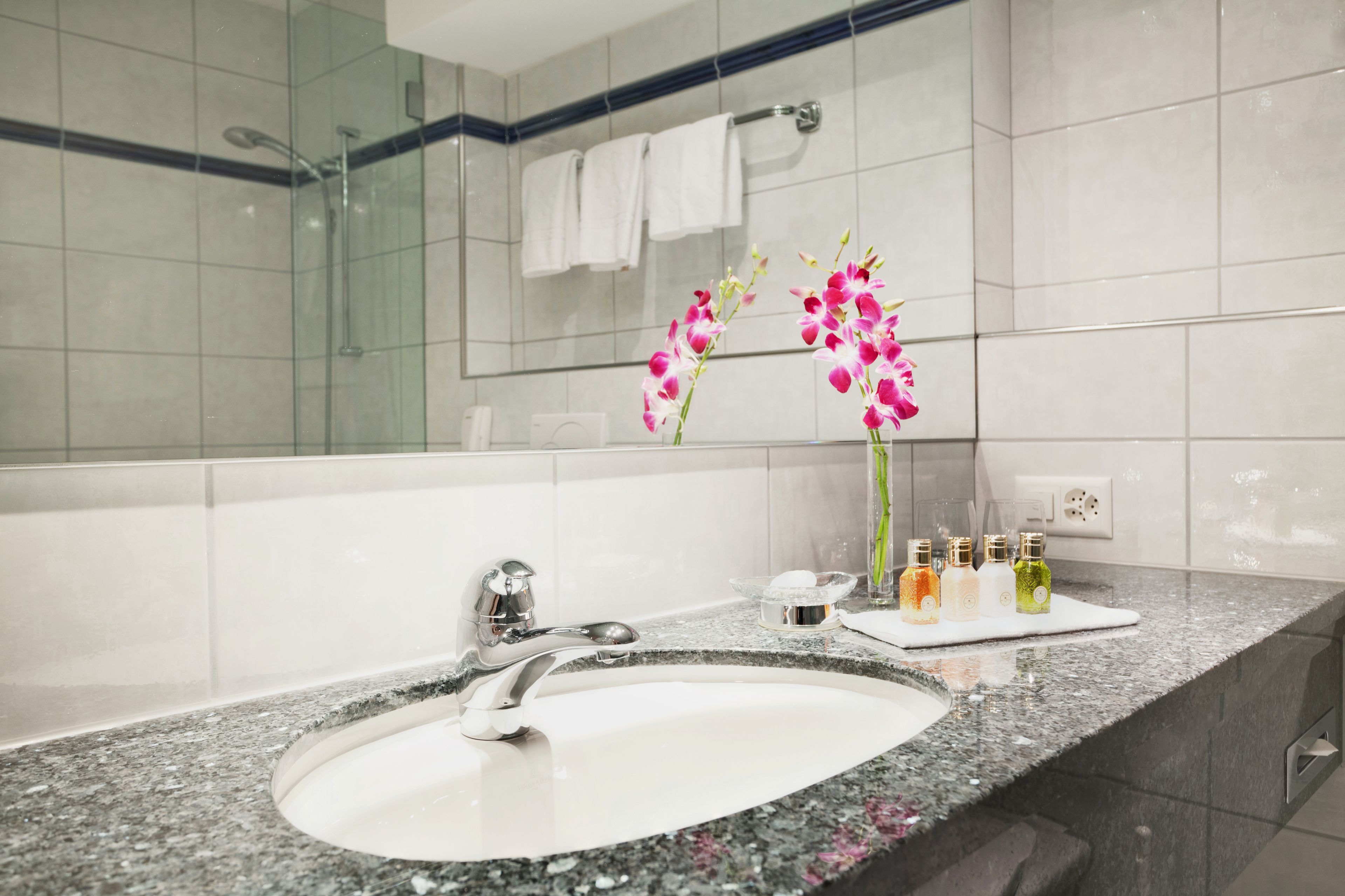 combined shower/bathtub, hair dryer, slippers, towels