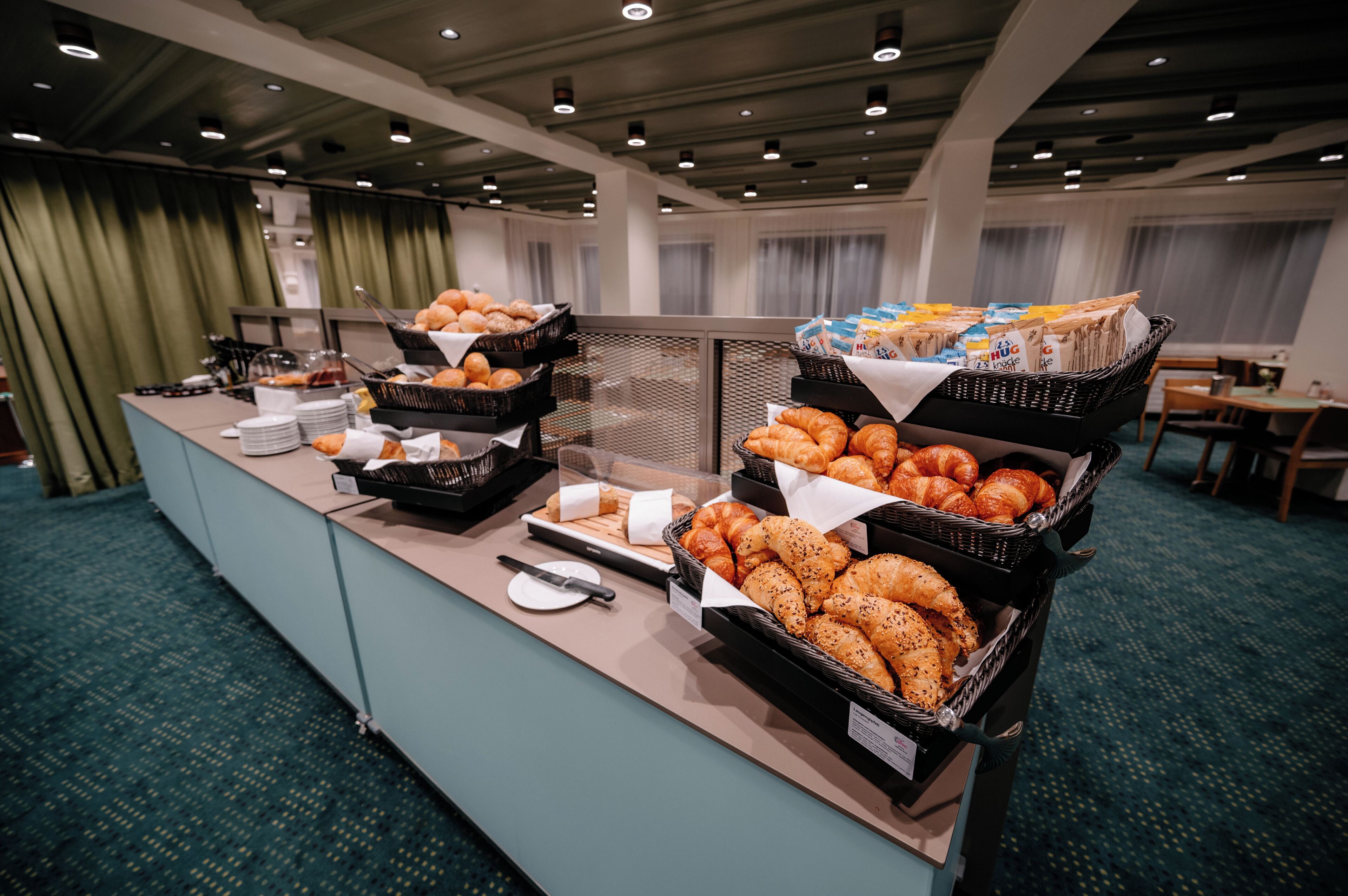 Daily buffet breakfast (CHF 25 per person)