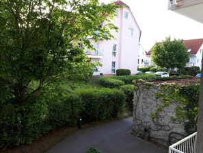 ห้องสแตนดาร์ดดับเบิล, ห้องอาบน้ำฝักบัวสำหรับผู้ใช้รถเข็น, วิวสวนหย่อม | บริเวณที่พัก