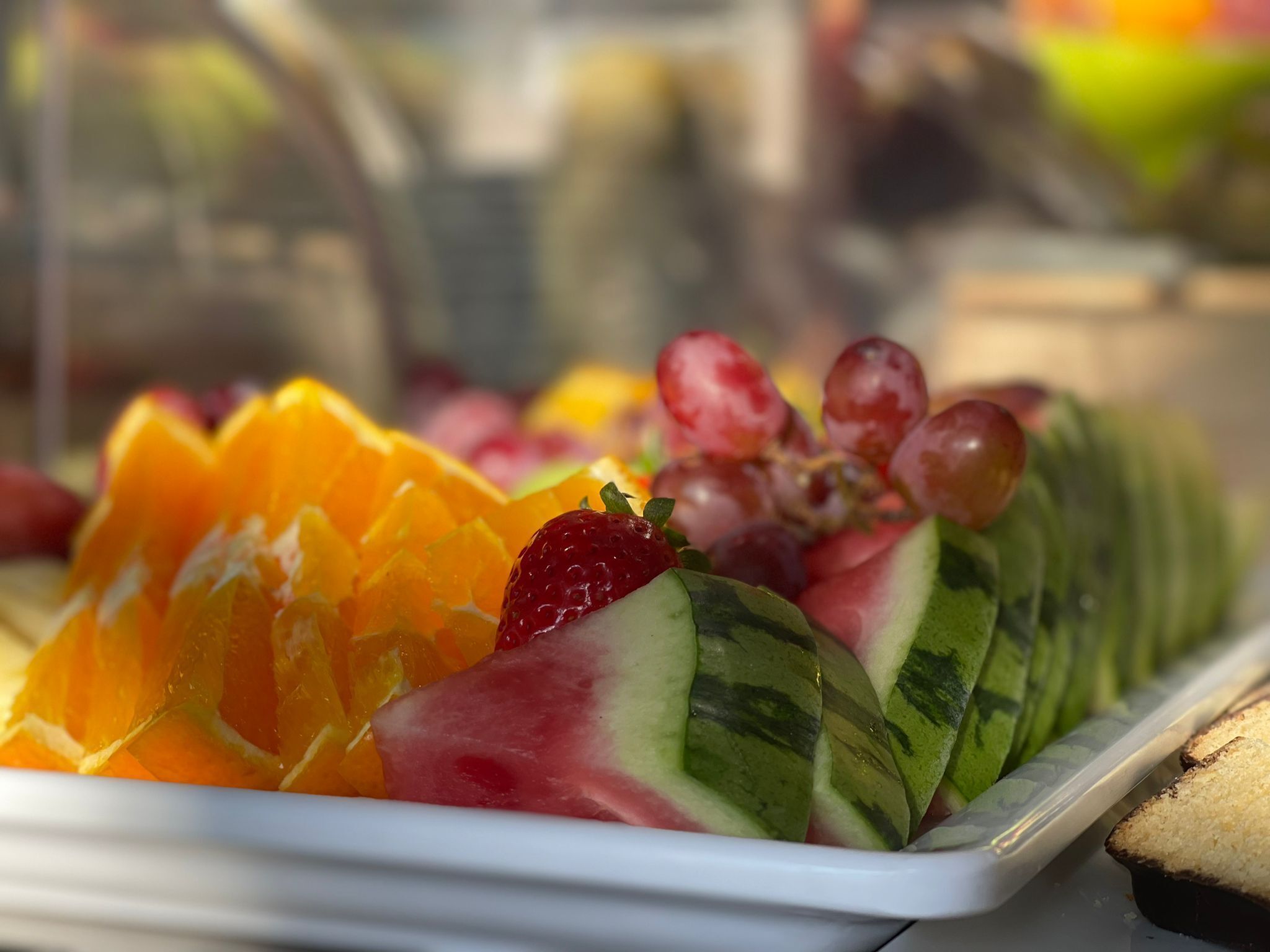 Un assortiment de fruits comprenant de la pastèque, des fraises et des raisins.