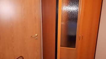 Standard-dobbeltværelse - handicapvenligt - udsigt til gårdsplads | Internet