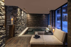Un sauna, una bañera de hidromasaje, baño turco/hammam