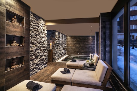 Un sauna, una bañera de hidromasaje, baño turco/hammam