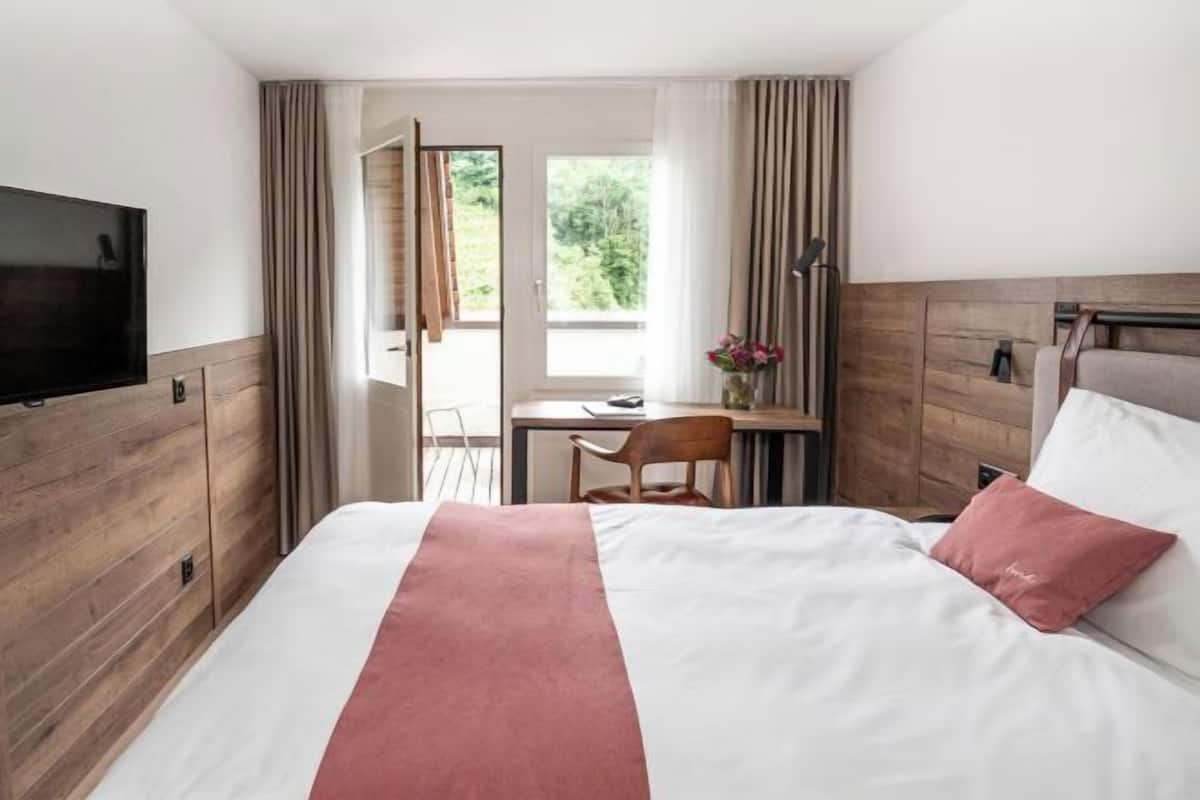 Minibar, caja de seguridad en la habitación y escritorio