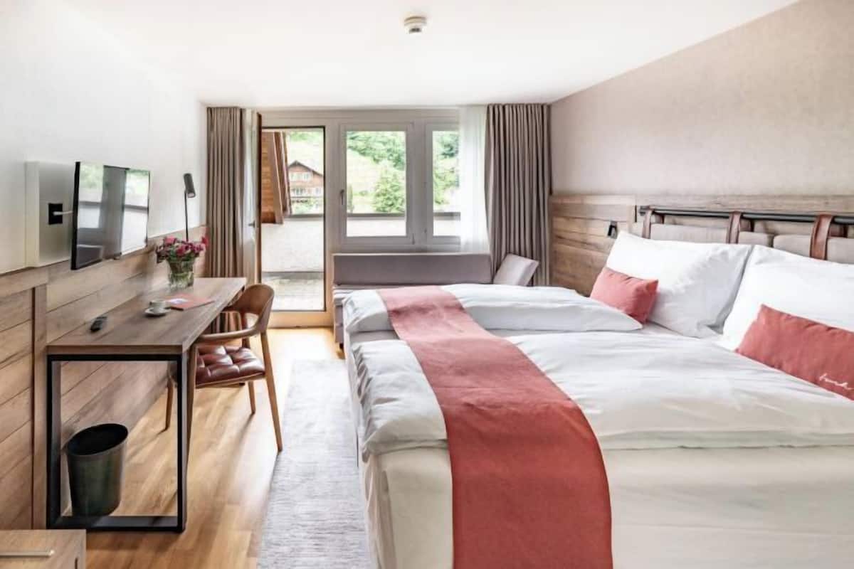 Minibar, in-room safe, desk, iron/ironing board