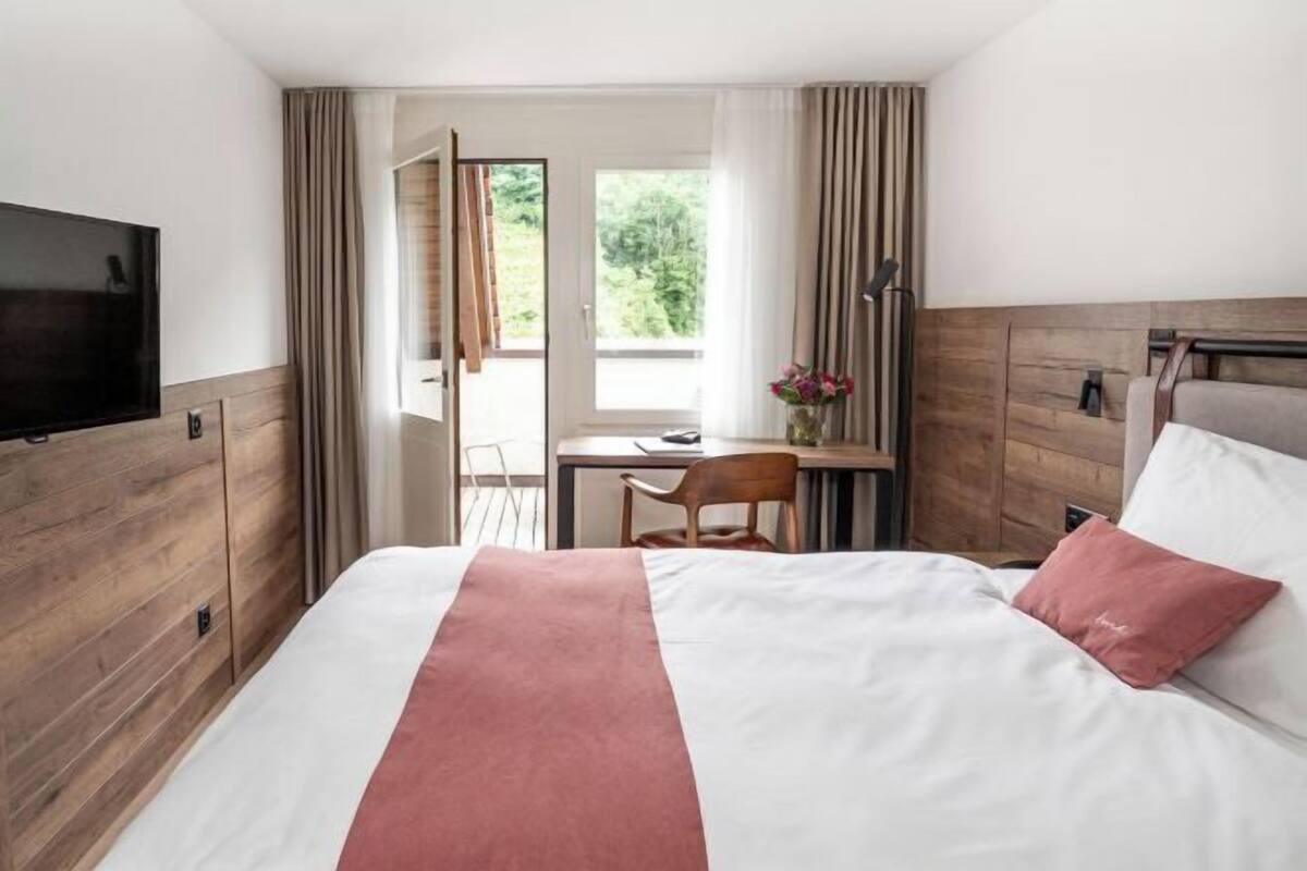 Minibar, in-room safe, desk, iron/ironing board