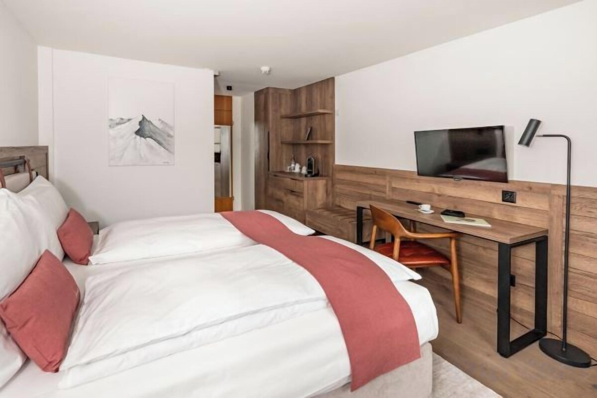 Minibar, in-room safe, desk, iron/ironing board (on request)
