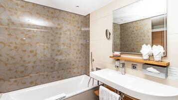 Junior Twin Room | Bathroom | Shower, eco-friendly toiletries, hair dryer, bathrobes