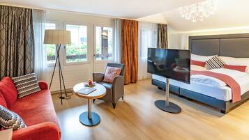Junior Twin kamer | Een minibar, een kluis op de kamer, een bureau