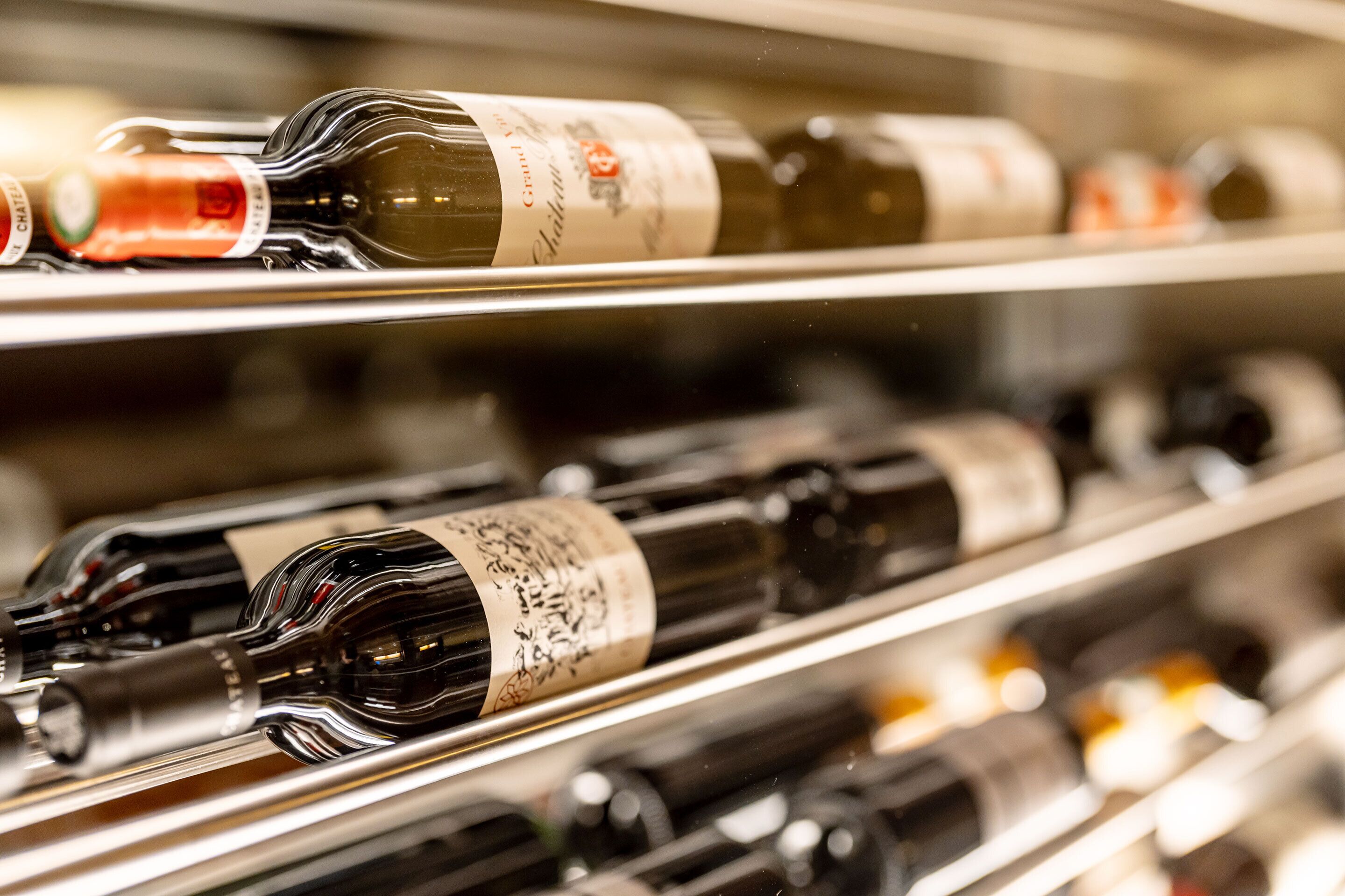 Varias botellas de vino en estantes.