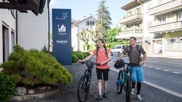 Un bâtiment portant une enseigne indiquant « Tailor Made Hotels » et « Krone ».