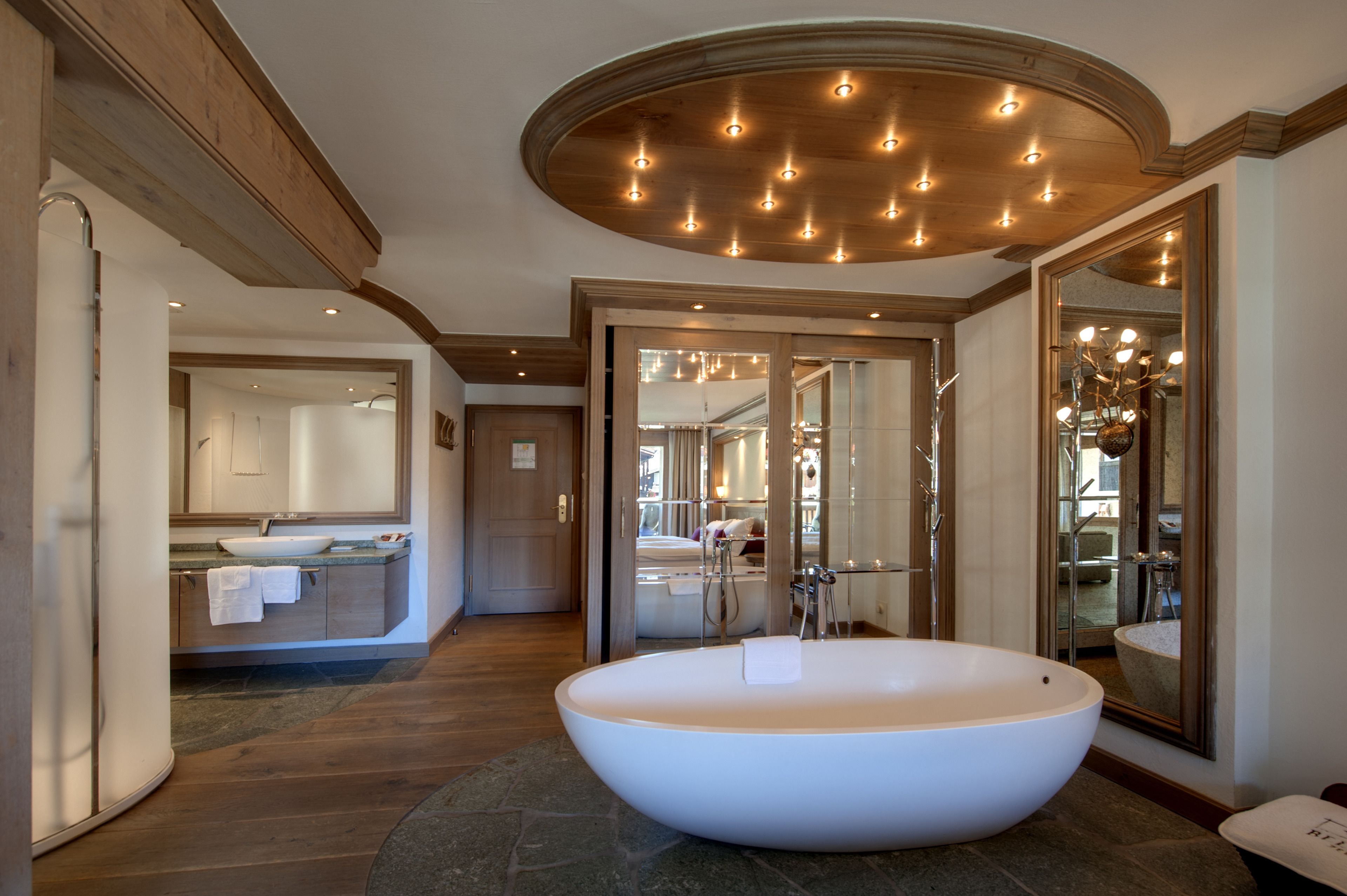 junior suite, balcony | deep-soaking bathtub