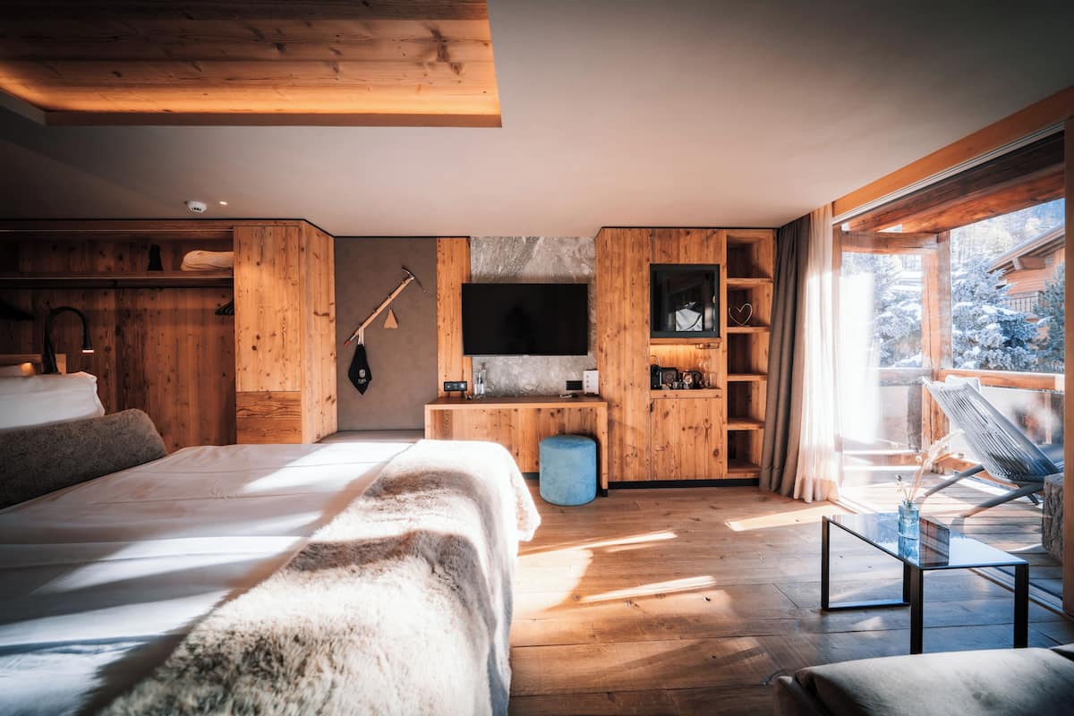 Deluxe Room | Premium bedding, minibar (some free items), in-room safe