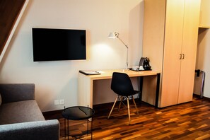 Comfort Room | In-room safe, individually decorated, individually furnished, desk - Royal Hotel (Basel)