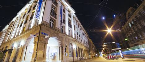 Mặt tiền nơi lưu trú - ban đêm