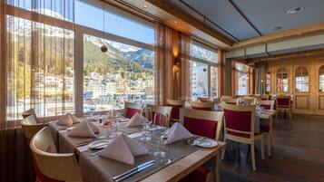 2 restaurantes, se sirven desayunos, comidas, cenas y cocina regional