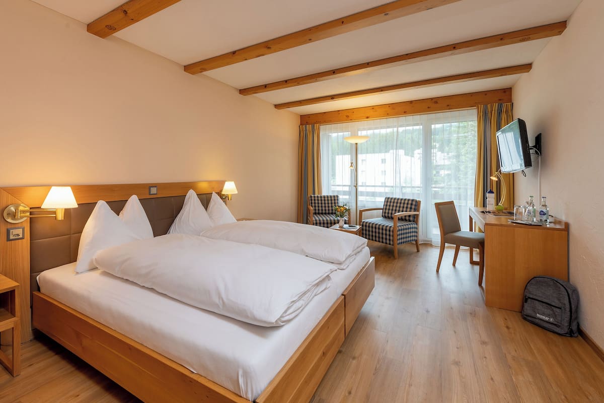 Quarto casal superior | Roupas de cama antialérgicas, frigobar (abastecido com itens grátis)