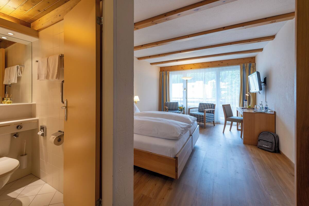 1 bedroom, hypo-allergenic bedding, free minibar, in-room safe