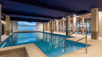 Piscine couverte, chaises longues