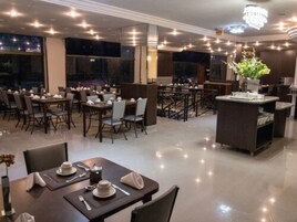 Café da manhã com buffet grátis todos os dias