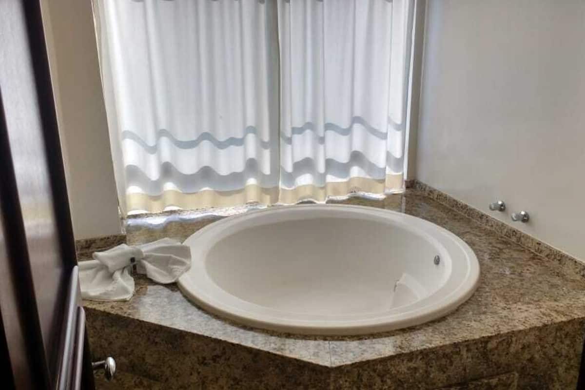 luxury suite, city view | bathroom | shower, free toiletries, hair dryer, bidet