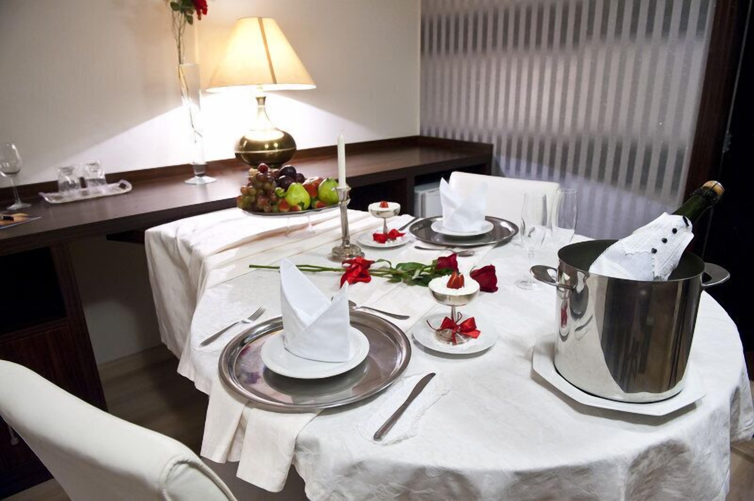 presidential suite | in-room dining