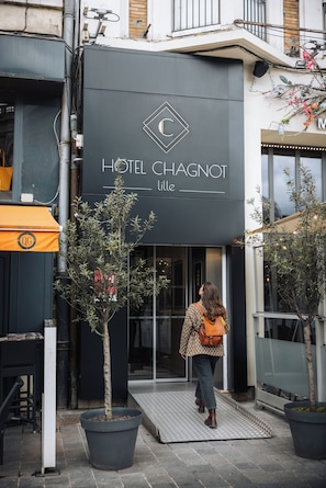 Front of property - Hotel Chagnot (Lille)
