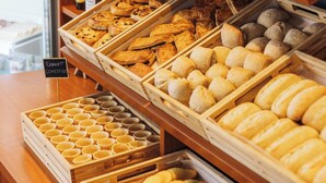 Una vitrina de panadería con distintos productos horneados en cajas de madera.
