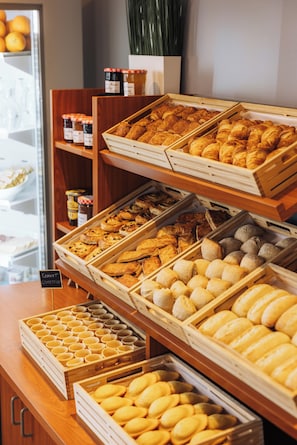 Tägliches Frühstücksbuffet (13.50 EUR pro Person)