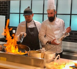 Se sirven almuerzos y cenas, cocina mediterránea