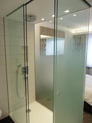 Kostenlose Toilettenartikel, Haartrockner, Handtücher