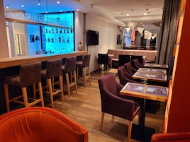 Desayuno continental diario (EUR 15 por persona)