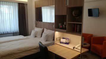 Hypo-allergenic bedding, in-room safe, desk, blackout curtains