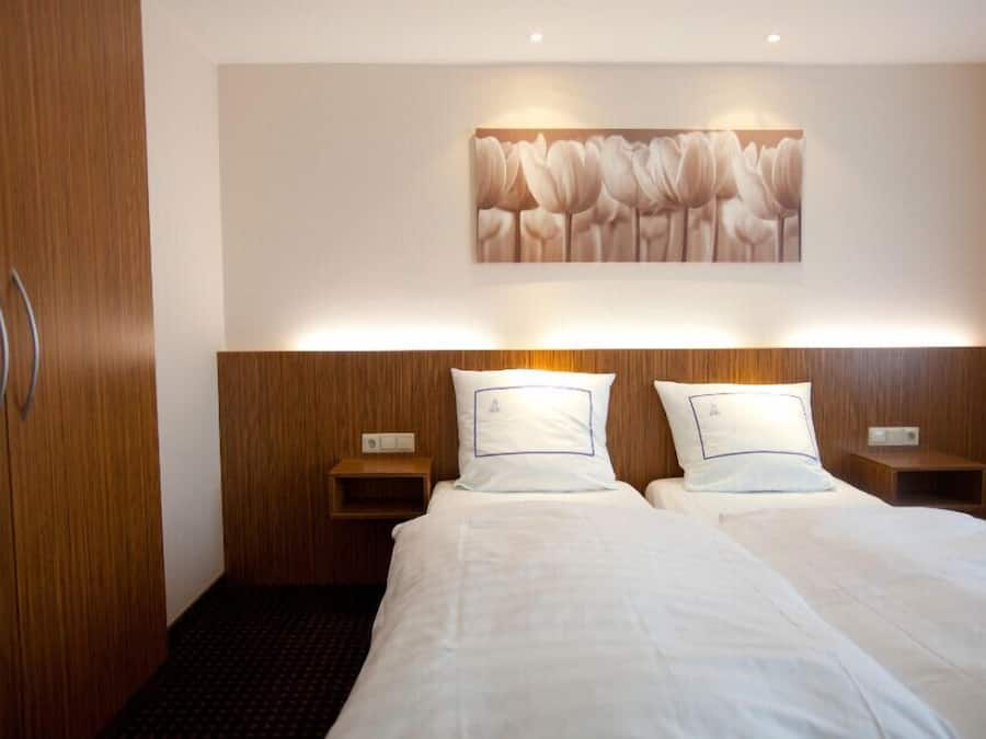 Ropa de cama hipoalergénica y caja de seguridad en la habitación