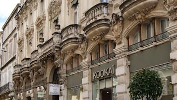 Un edificio histórico con detalles arquitectónicos ornamentales, incluyendo columnas y balcones. El edificio alberga un hotel llamado 'HOTEL DANIEL' y una tienda llamada 'KOOKAI'.