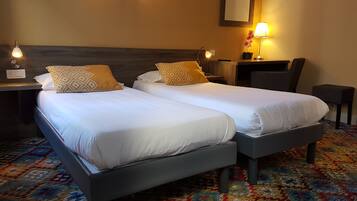 Standard-Zweibettzimmer | Zimmersafe, Schreibtisch, Verdunkelungsvorhänge, Bügeleisen/Bügelbrett