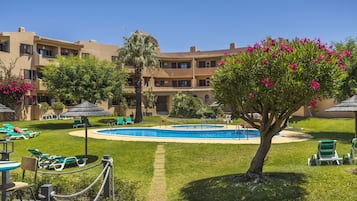2 piscinas externas, funciona das 8h às 20h, guarda-sóis