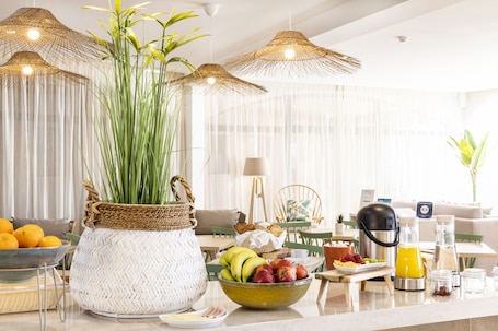 Daily buffet breakfast for a fee. Clube Maria Luisa