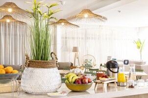 Desayuno buffet diario (EUR 20 por persona)