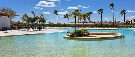 3 piscine all'aperto, ombrelloni da piscina, lettini