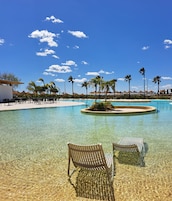 Una piscina techada, 2 piscinas al aire libre, sombrillas